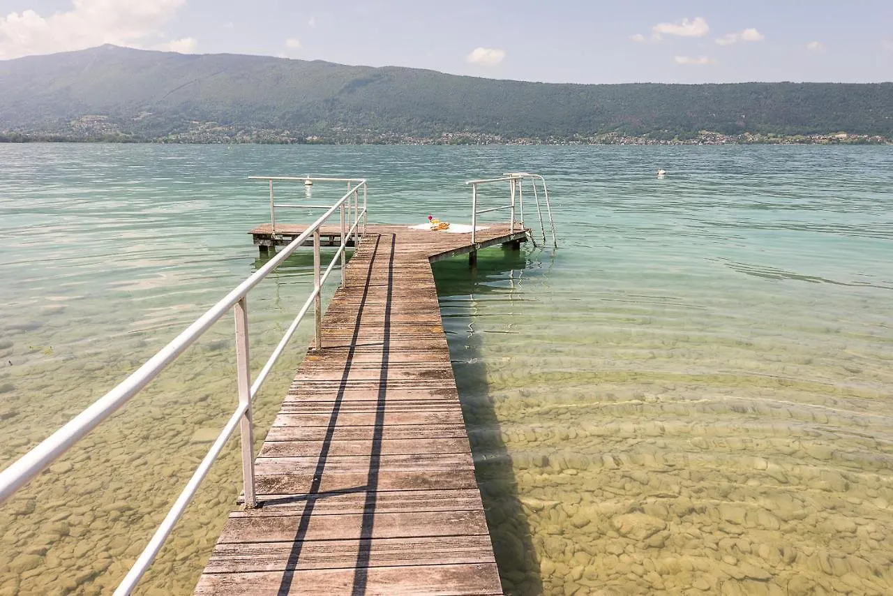 Holiday home Chalet de Charme: Lakefront Retreat with Private Pontoon Veyrier-du-Lac