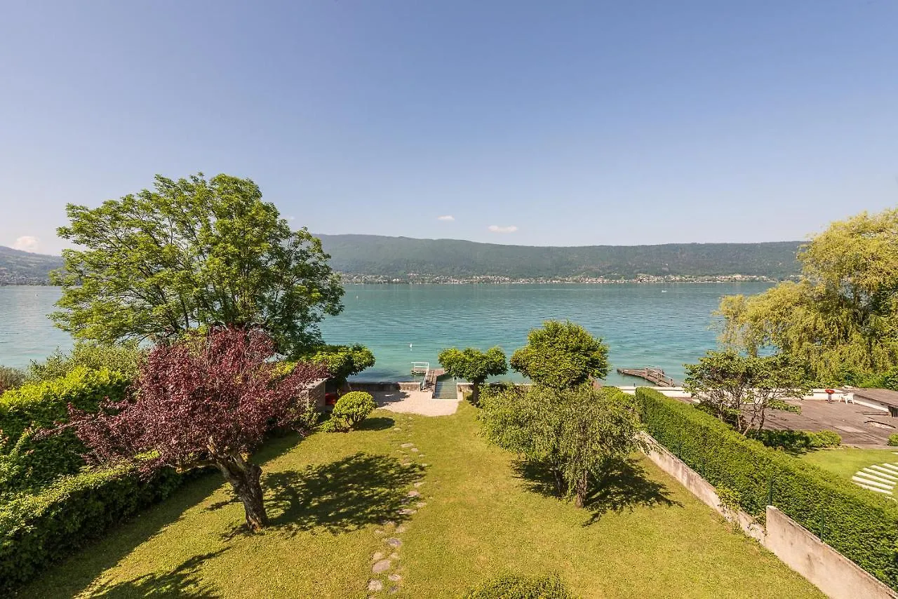 Holiday home Chalet de Charme: Lakefront Retreat with Private Pontoon Veyrier-du-Lac France