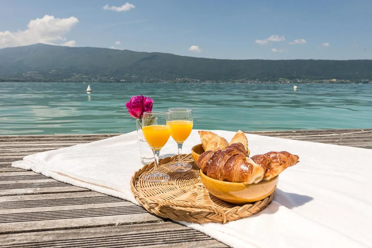 Chalet de Charme: Lakefront Retreat with Private Pontoon Veyrier-du-Lac