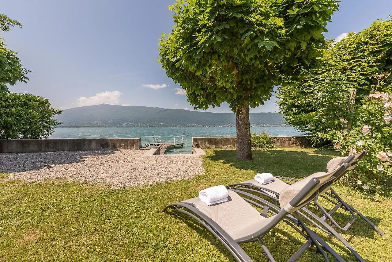 Chalet de Charme: Lakefront Retreat with Private Pontoon Veyrier-du-Lac Holiday home