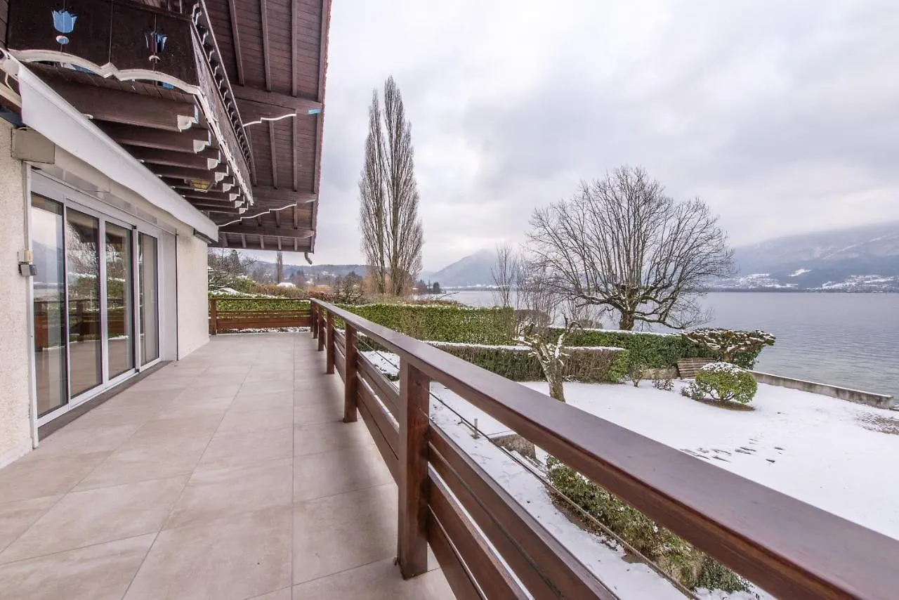 Chalet de Charme: Lakefront Retreat with Private Pontoon Veyrier-du-Lac